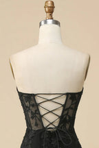 Robe de bal longue en dentelle à corset et décolleté cœur, fendue.