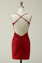 Elegante vestido corto de tirantes finos estilo tubo para baile de bienvenida con apliques
