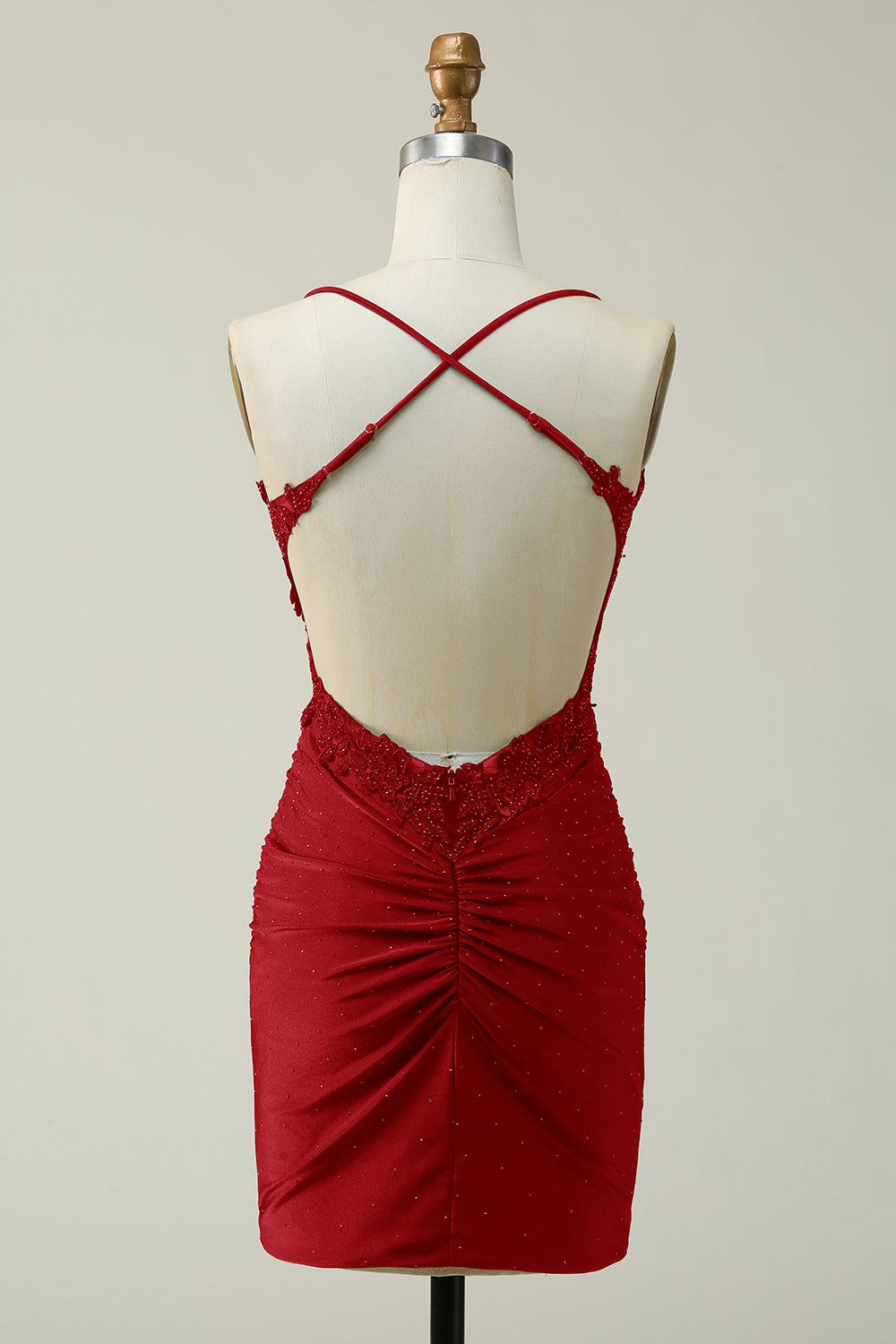 Elegante vestido corto de tirantes finos estilo tubo para baile de bienvenida con apliques