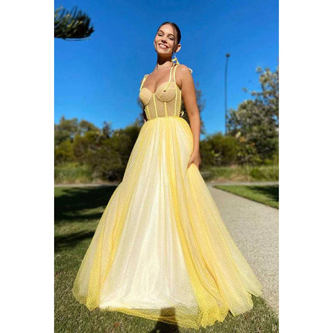 Vestido de fiesta de tul con lunares, tirantes finos y escote en forma de corazón