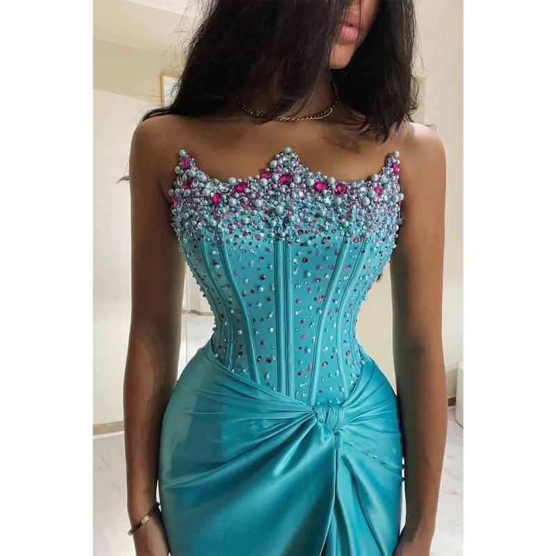 Robe de soirée longue à bretelles, fourreau/colonne, bleue, ornée de perles 