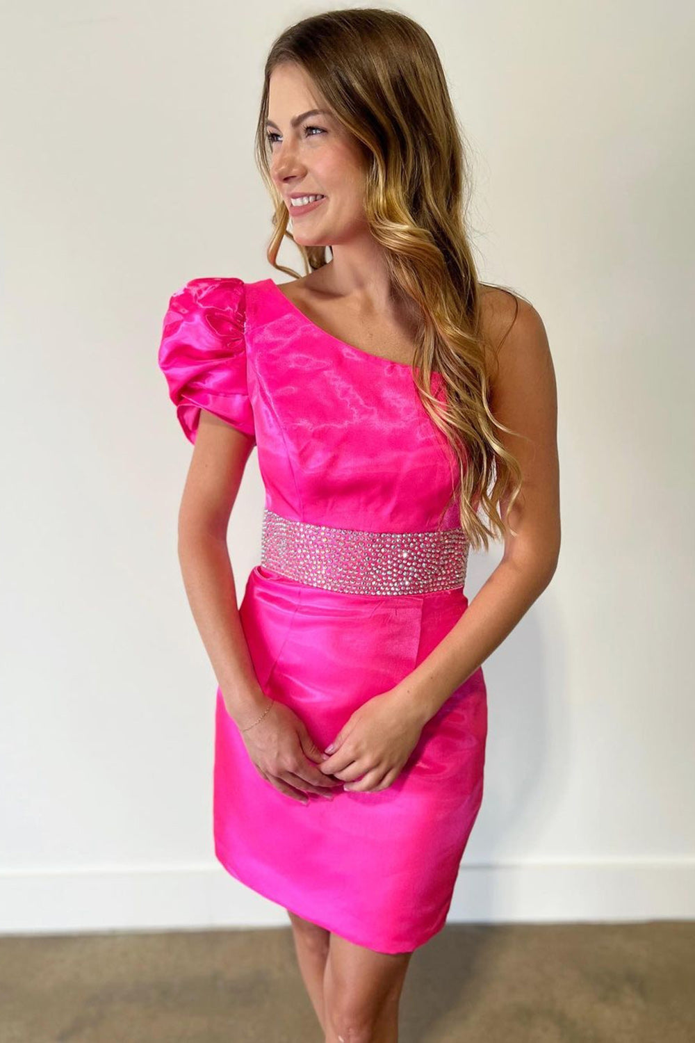 Vestido corto ajustado de un solo hombro color morado/fucsia para baile de bienvenida con pedrería