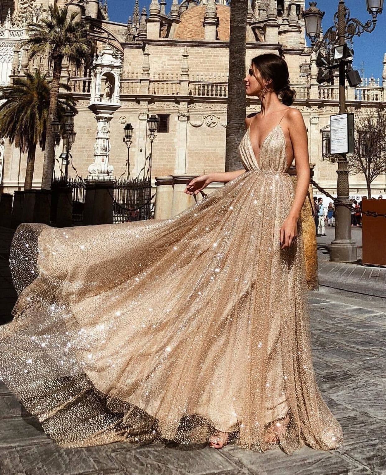 Vestido largo de fiesta con escote en V y tirantes 