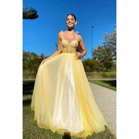 Vestido de fiesta de tul con lunares, tirantes finos y escote en forma de corazón