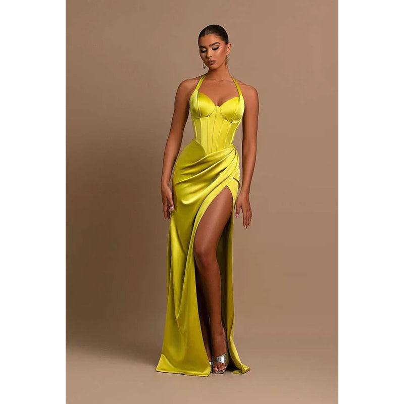 Robe de soirée longue froncée à col licou et décolleté en cœur avec fente sur la cuisse