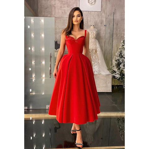 Robe de soirée mi-longue en satin à volants et décolleté en cœur