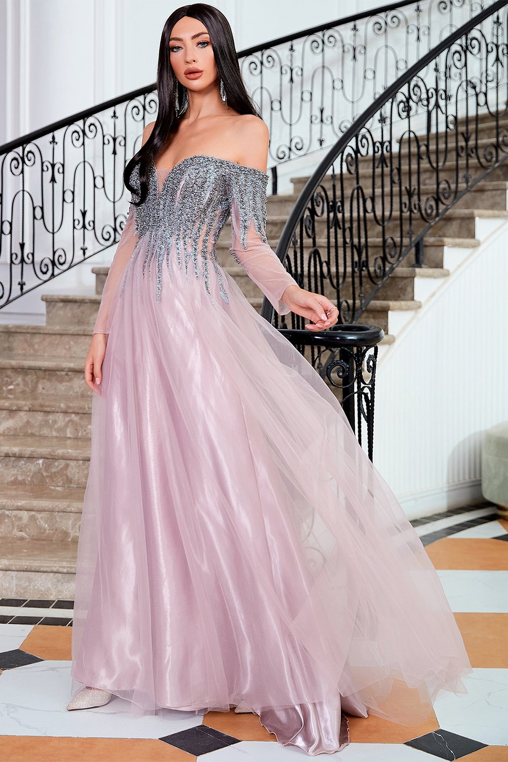Vestido de graduación de corte recto con hombros descubiertos y pedrería