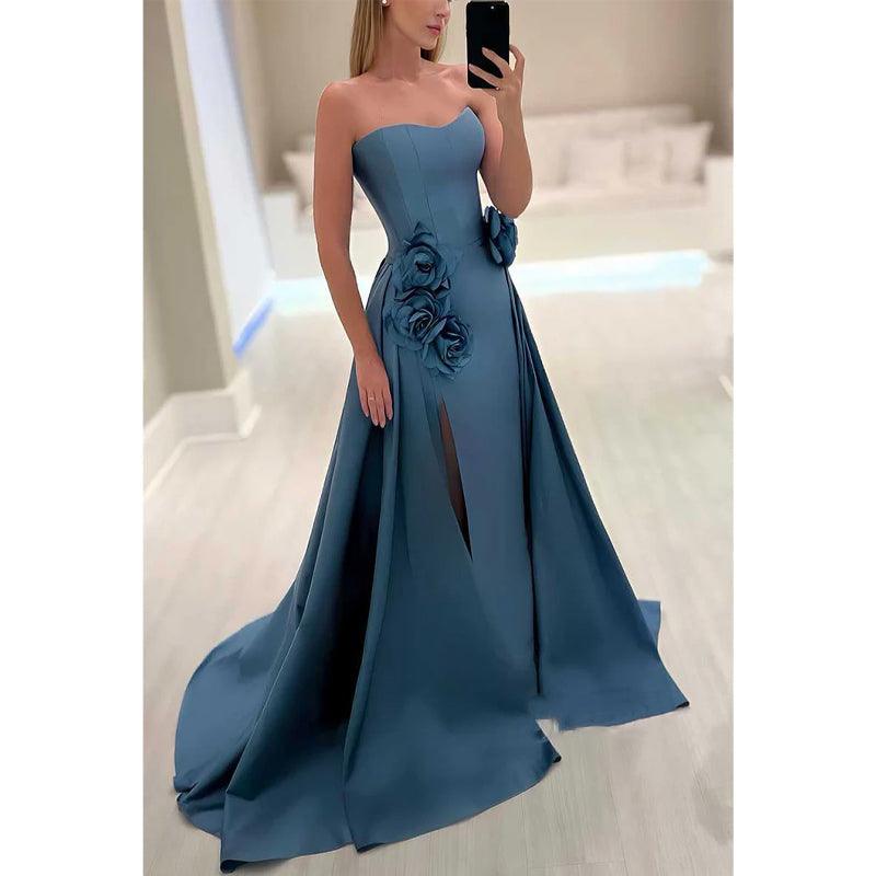 Robe de soirée en satin coupe trapèze, décolleté en cœur, motif floral en relief, avec fente 
