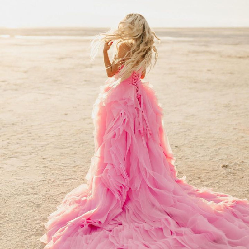Robe de bal longue bustier rose élégant à volants et pétales, robe de mariée bohème pour séance photo de grossesse ou de plage