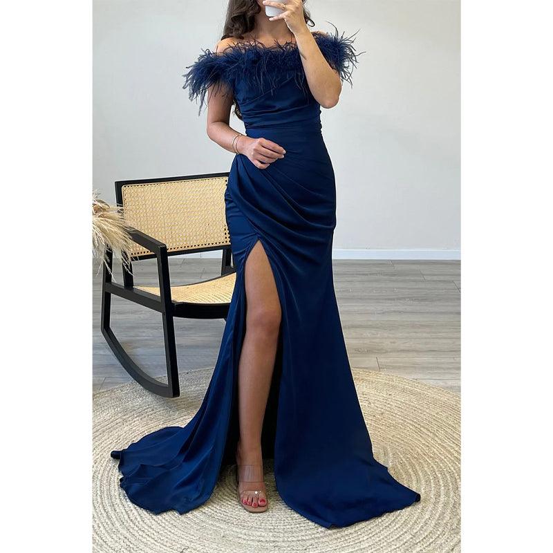 Vestido de noche largo de fiesta con escote en forma de tubo y plumas, hombros descubiertos 