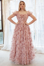 Vestido de fiesta de talla grande, corte línea, escote corazón, color marfil, con flores rojas