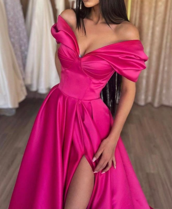 Elegante vestido largo de fiesta de satén rosa fucsia con escote en A, hombros descubiertos, pliegues y abertura (Y7644)