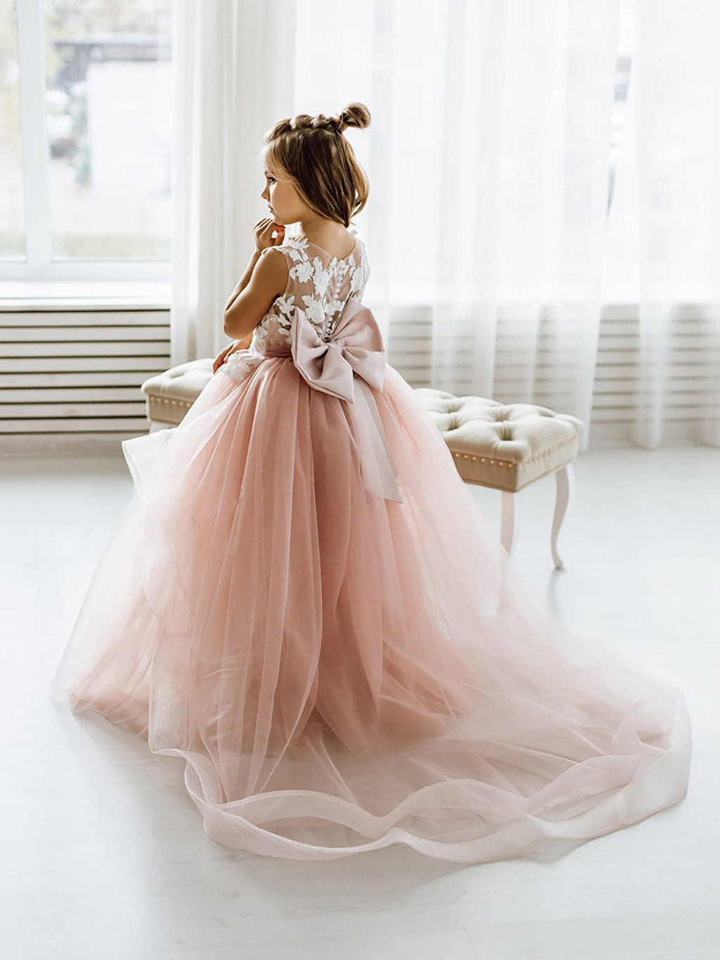 Adorables robes de demoiselle d'honneur sans manches en dentelle bouffante rose poudré ornées d'appliqués, couleur rose poudré.