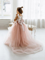 Adorables robes de demoiselle d'honneur sans manches en dentelle bouffante rose poudré ornées d'appliqués, couleur rose poudré.
