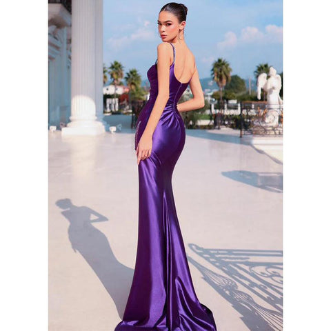 Vestido largo de fiesta con tirantes, satén morado, pliegues y abertura. 