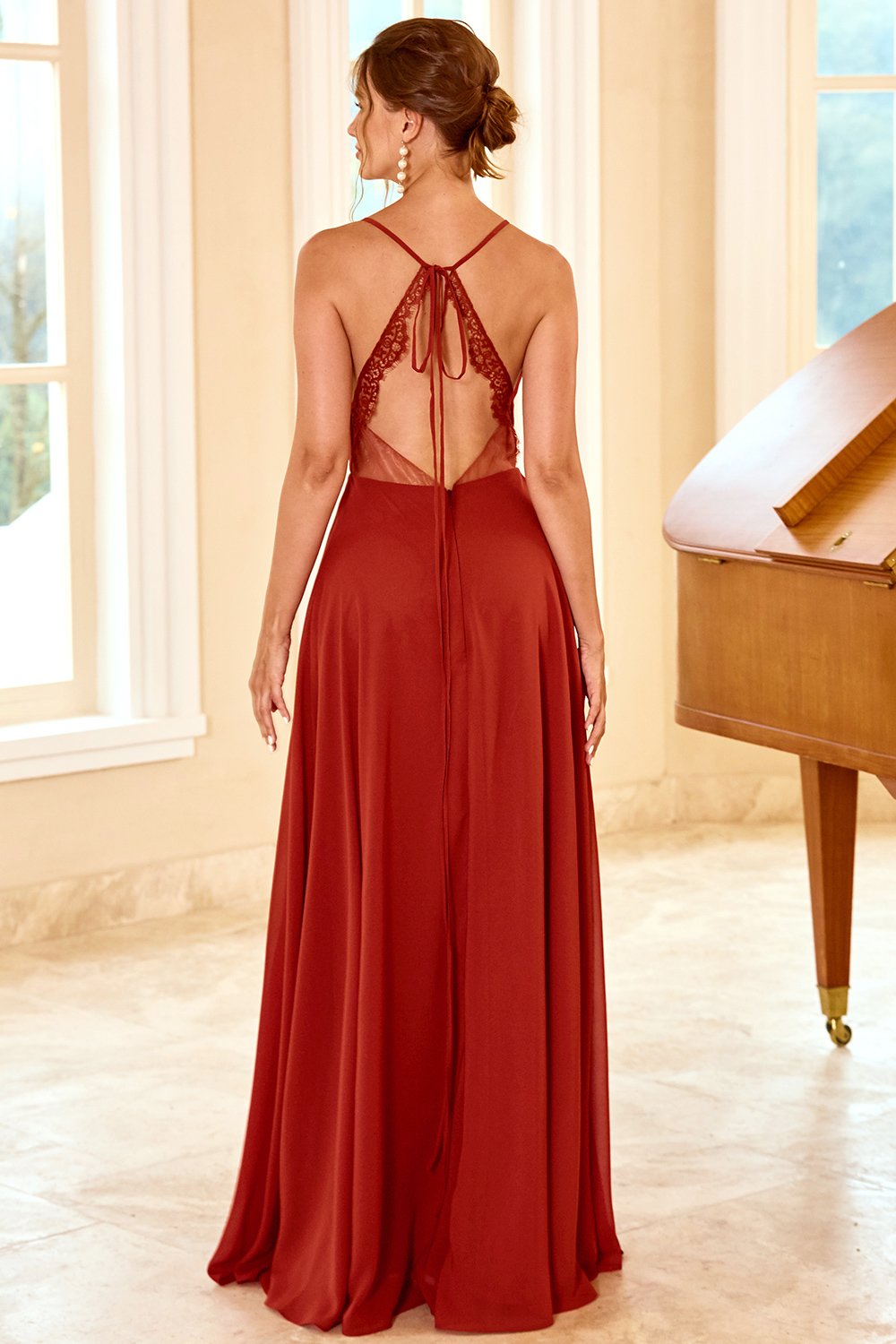 Vestido largo de dama de honor con tirantes finos