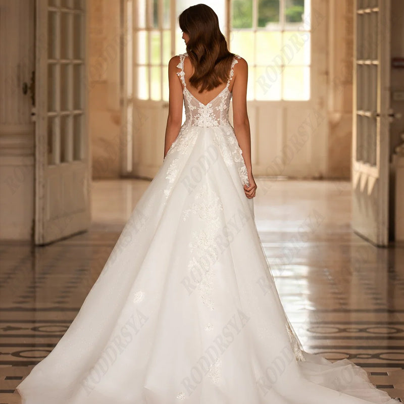 Robe de mariée sexy dos nu à col V pour femme, en tulle romantique à fines bretelles, coupe trapèze, sans manches, idéale pour une fête de mariée. 