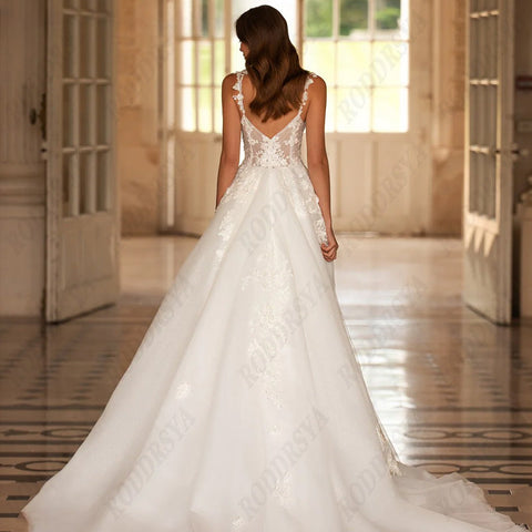 Robe de mariée sexy dos nu à col V pour femme, en tulle romantique à fines bretelles, coupe trapèze, sans manches, idéale pour une fête de mariée. 