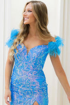 Robe fourreau tendance violette courte à épaules dénudées avec plumes, idéale pour un bal de promo.