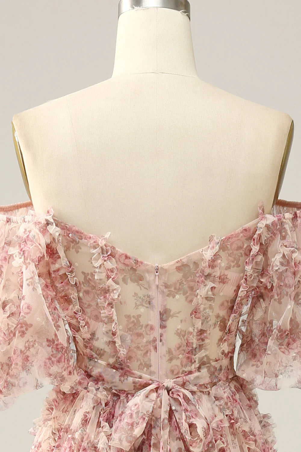 Magnifique robe de bal bustier rose à imprimé floral, coupe trapèze, épaules dénudées et traîne.