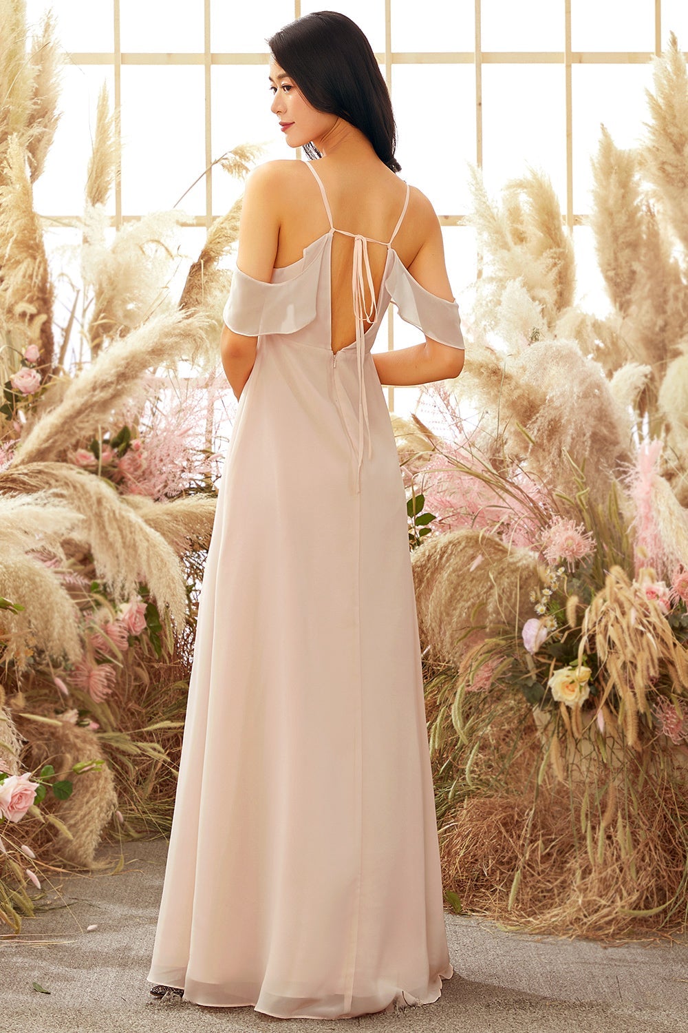 Robe de demoiselle d'honneur rose à épaules dénudées et coupe trapèze