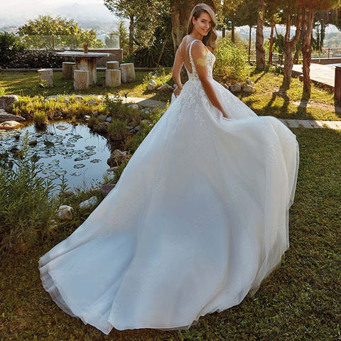 Beach Wedding Dresses Appliques Straps V-Neck Bridal Party Gowns Backless Sweep Train robe de mariée fluide Custom Made