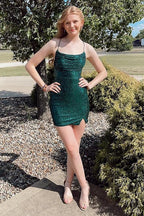 Vestido corto de fiesta verde con lentejuelas brillantes, tirantes finos y espalda cruzada.