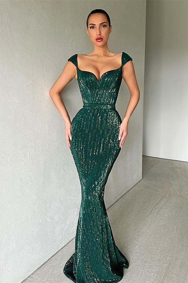 Vestido largo de fiesta estilo sirena con escote corazón y hombros descubiertos, adornado con lentejuelas.