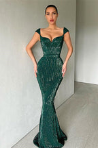 Vestido largo de fiesta estilo sirena con escote corazón y hombros descubiertos, adornado con lentejuelas.