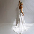 Vestido de novia de corte sirena con perlas, tirantes finos, satén, cuentas y escote en V. 