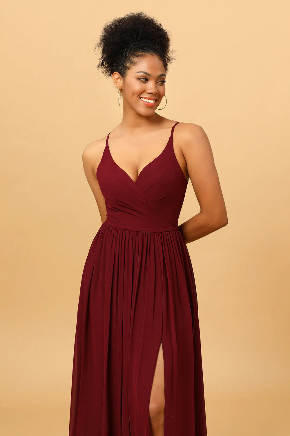 Vestido de dama de honor corte A, de gasa color burdeos con abertura