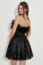 Vestido de cóctel sin tirantes con plumas