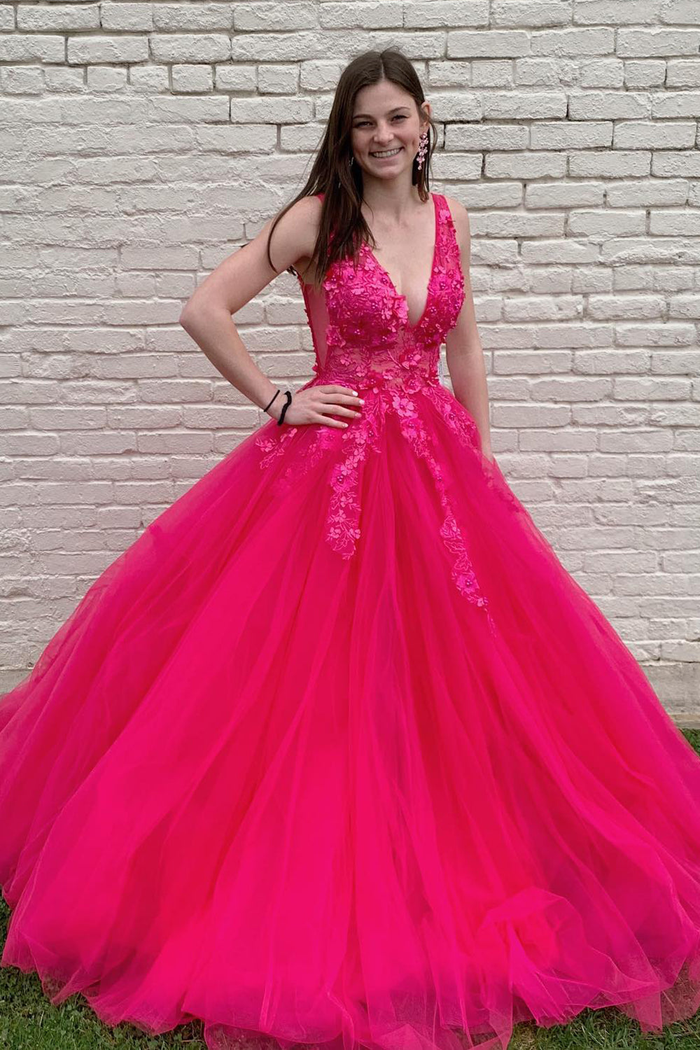 Robe de bal longue trapèze à col en V ornée d'appliques
