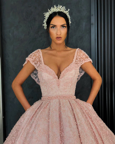 Robe de bal rose à manches courtes et perles