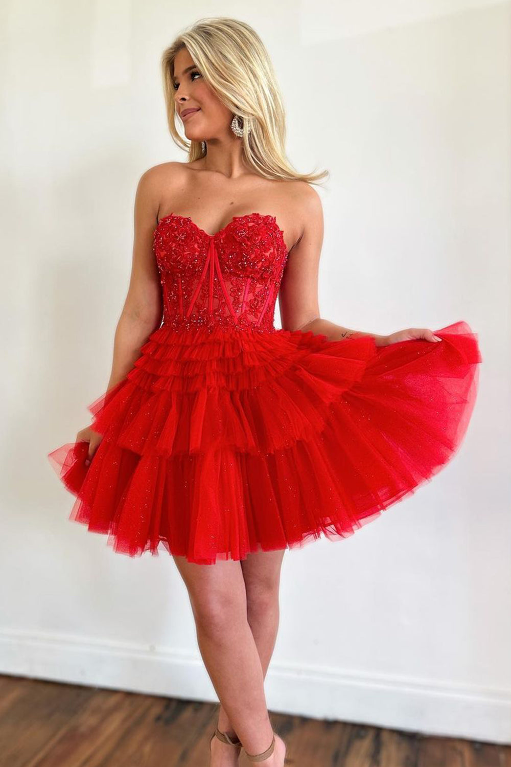 Robe de bal rouge trapèze à corset et décolleté cœur ornée d'appliqués