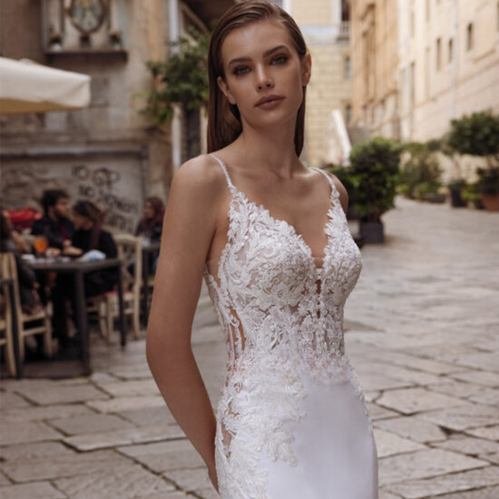 Vestidos de novia de alta calidad con tirantes finos, escote en V, espalda descubierta, apliques de encaje, cola de barrido, corte sirena.