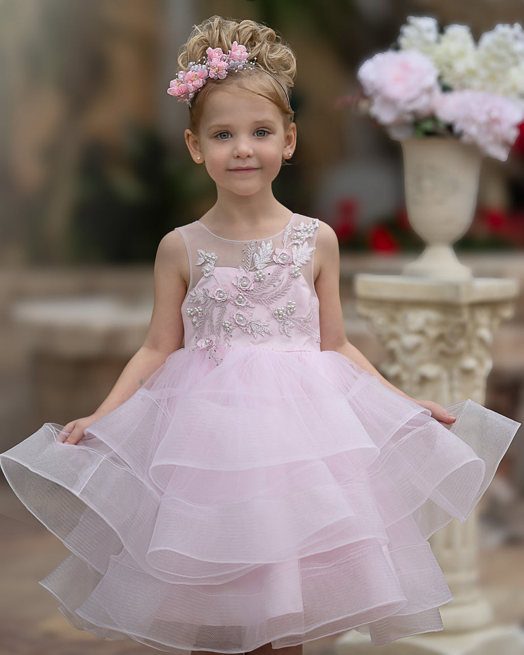 Elegante vestido rosa de niña de las flores hasta la rodilla con apliques florales 