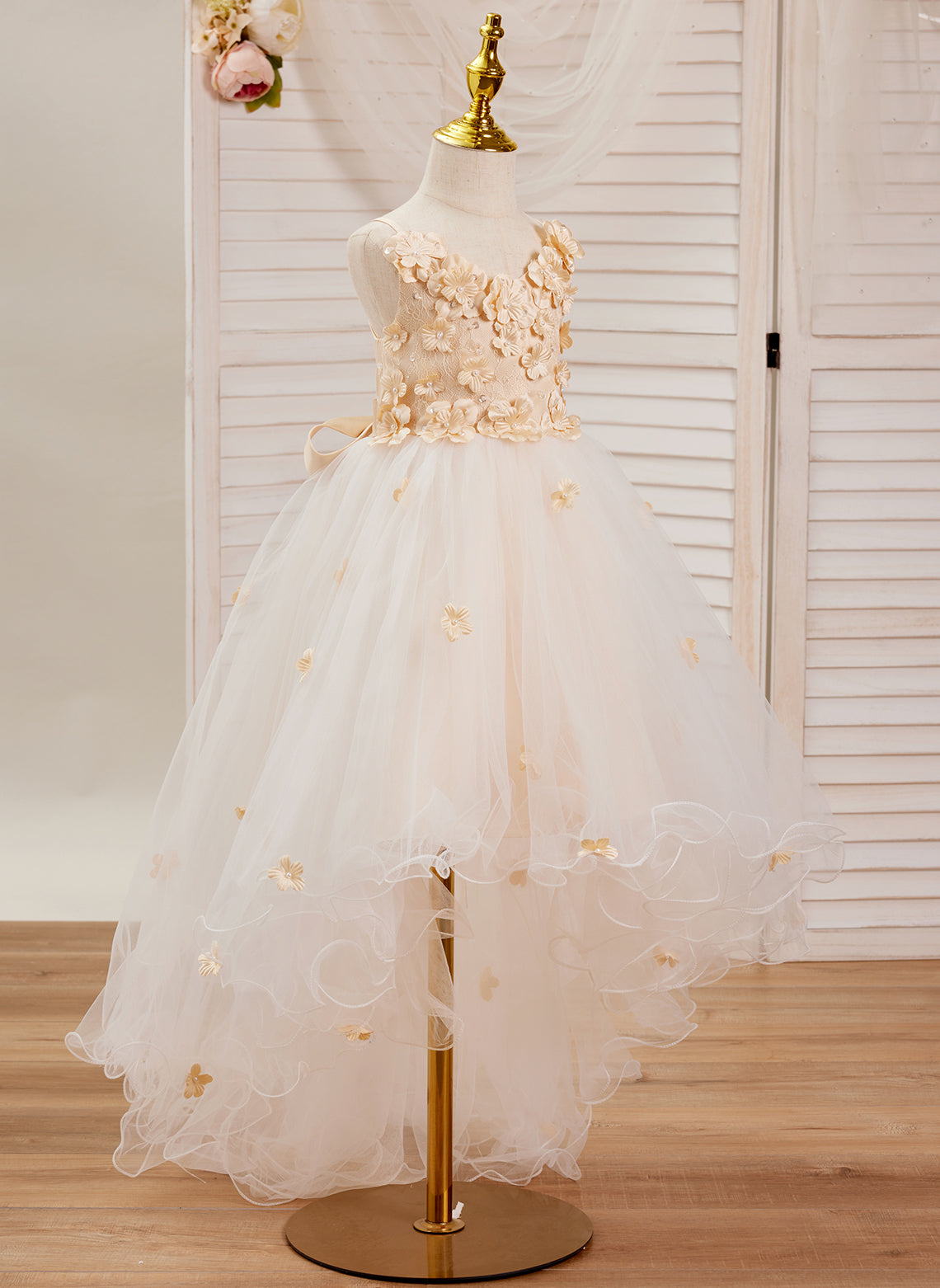 Vestido asimétrico de tul color marfil con corte en A (010220938) 