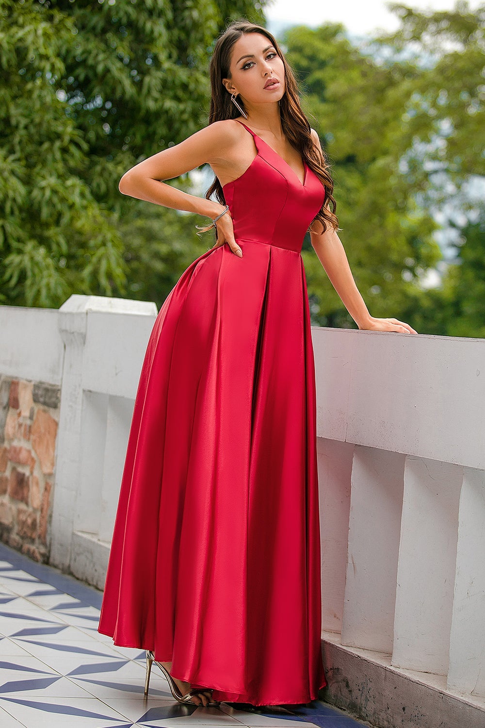 Robe de bal en satin bordeaux