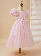 Vestido de niña de las flores de largo midi con mangas abullonadas, hombros descubiertos, apliques florales 3D y tul. 
