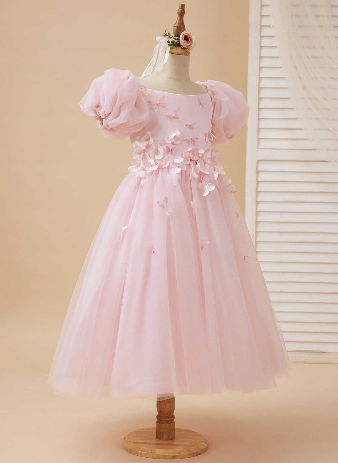Vestido de niña de las flores de largo midi con mangas abullonadas, hombros descubiertos, apliques florales 3D y tul. 