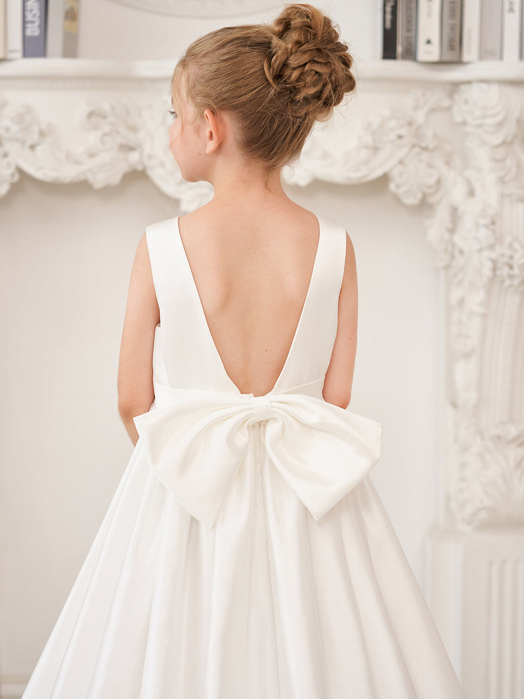 Vestido de niña de las flores de satén sin mangas, corte princesa, con cola y lazo. 