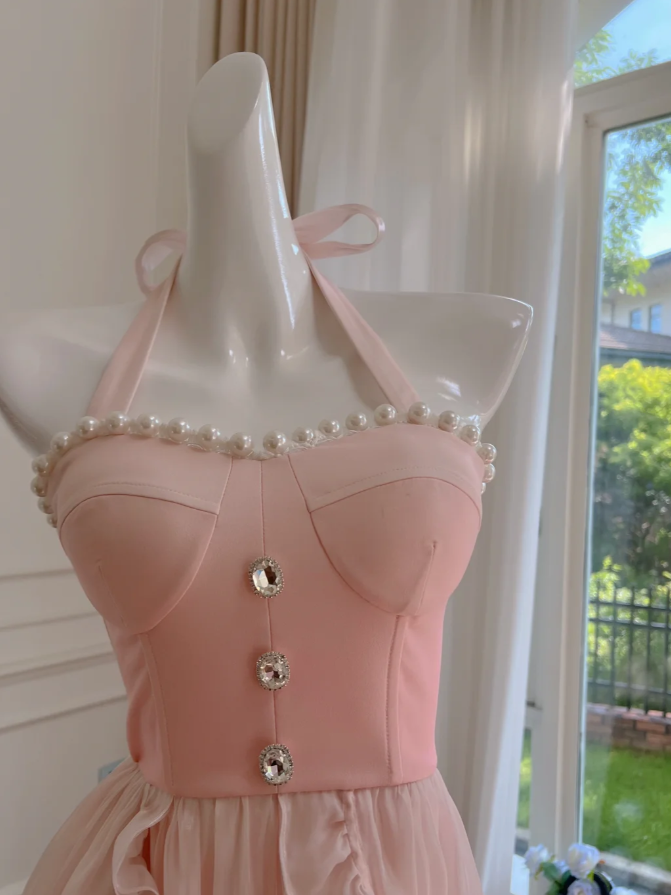 Vestido sencillo de fiesta rosa con escote halter, tul, perlas, cuentas y volantes asimétricos (Y8582)