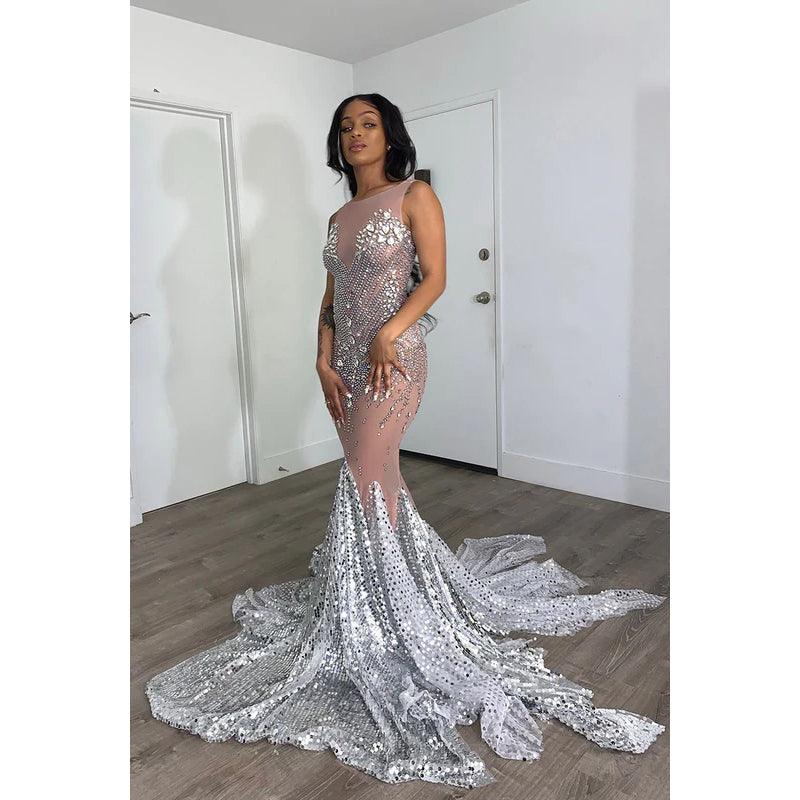 Robe de bal longue sirène en tulle transparent et perles, sans manches, avec traîne