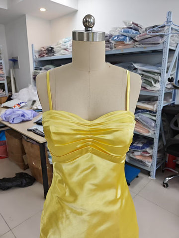 Vestido de fiesta largo de satén con tirantes finos, corte en A, corsé plisado, ideal para damas de honor, con abertura. 