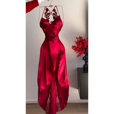 Robe de soirée bordeaux en dentelle à bretelles spaghetti et col en V 