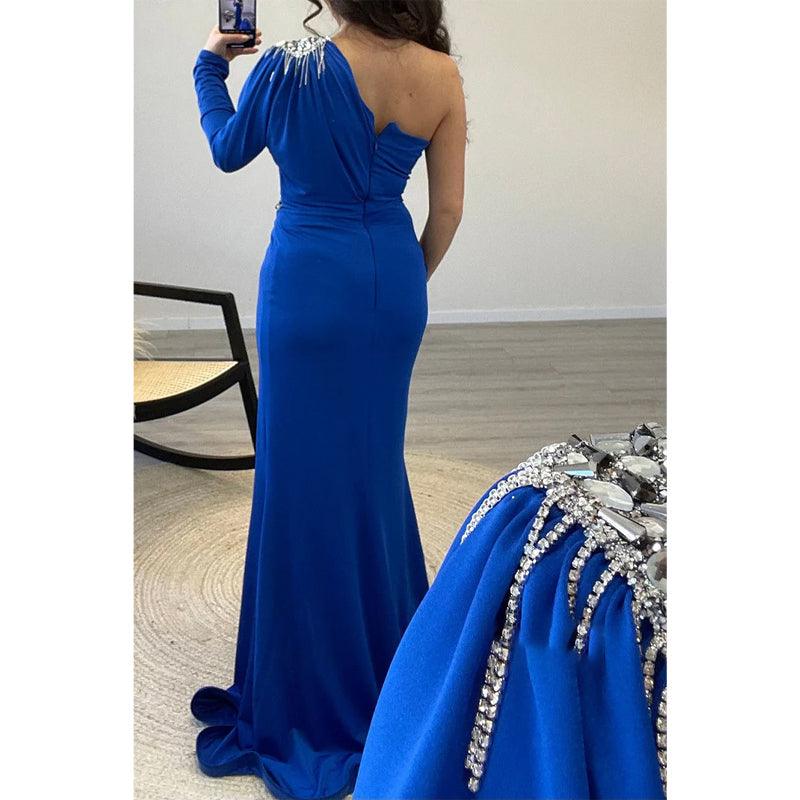 Vestido de fiesta largo de satén azul rey con un hombro al descubierto y cuentas, corte tubo/columna 