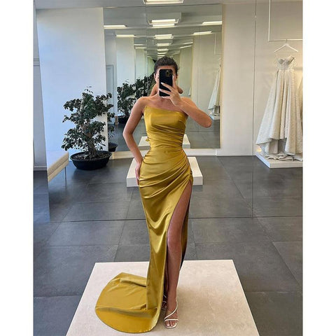 Vestido largo de fiesta sin tirantes con pliegues y abertura alta 