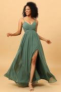 Vestido largo de dama de honor de corte A, tirantes finos, color eucalipto, con abertura frontal