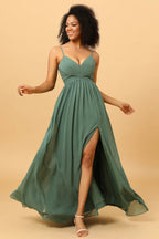 Vestido largo de dama de honor de corte A, tirantes finos, color eucalipto, con abertura frontal